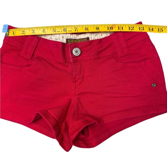 ZANADI.  Red Jean Shorts with Belt Loops and Fitted Design - Picture 6 of 6